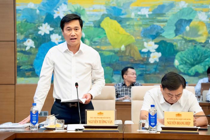 Thứ trưởng Bộ Xây dựng Nguyễn Tường Văn báo cáo về dự án Luật sửa đổi, bổ sung một số điều của Luật Kiến trúc
