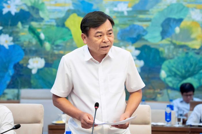 Thứ trưởng Bộ Nông nghiệp và Môi trường Nguyễn Hoàng Hiệp báo cáo về dự án Luật sửa đổi, bổ sung một số điều của 10 luật có liên quan đến thủ tục hành chính, điều kiện đầu tư kinh doanh trong lĩnh vực nông nghiệp và môi trường
