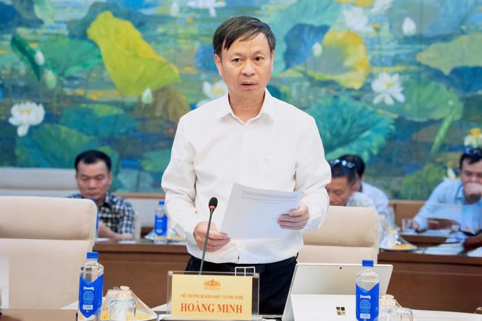Thứ trưởng Bộ Khoa học và Công nghệ Hoàng Minh báo cáo về dự án Luật sửa đổi, bổ sung một số điều của Luật Chuyển giao công nghệ, Luật Viễn thông, Luật Giao dịch điện tử và Luật Tần số vô tuyến điện