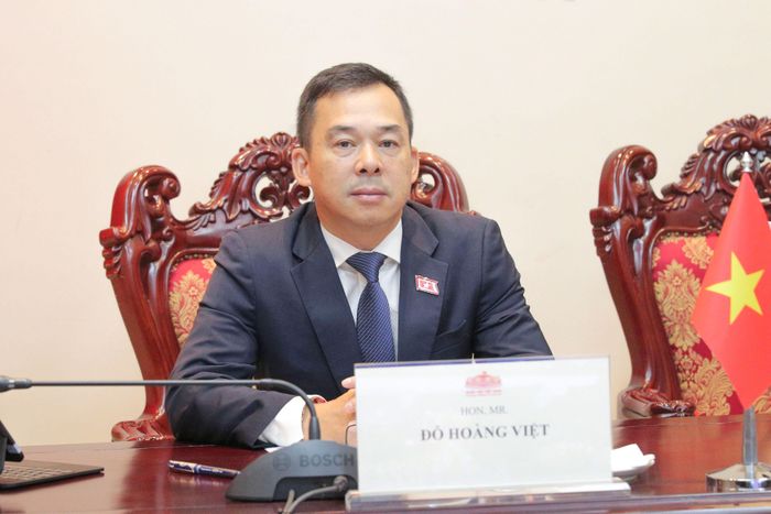 ĐBQH hoạt động chuyên trách tại Ủy ban Văn hóa và Xã hội Đỗ Hoàng Việt dự Hội nghị