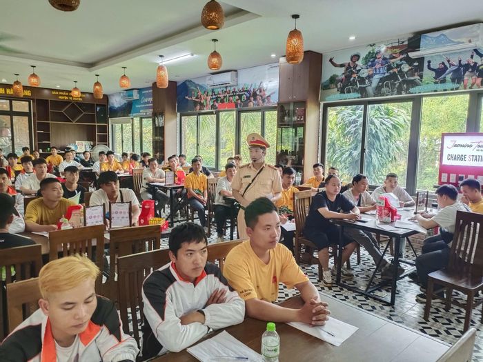 Phòng Cảnh sát giao thông, Công an tỉnh tập huấn an toàn giao thông cho các lái xe du lịch Công ty du lịch lữ hành Jasmine Tour Hà Giang. (Ảnh: CATQ)