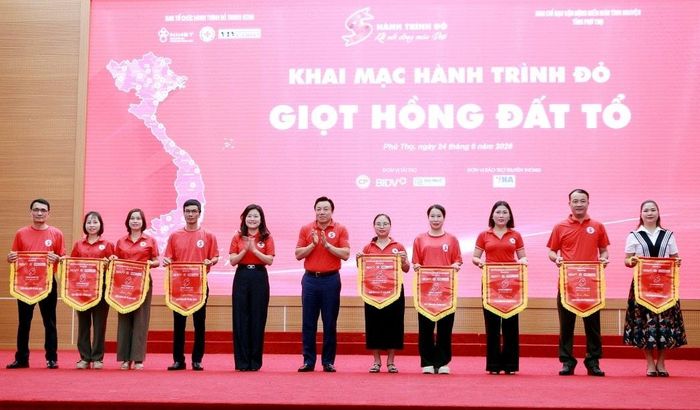 Phó Chủ tịch UBND tỉnh Nguyễn Huy Ngọc trao cờ lưu niệm cho các đơn vị tham gia
