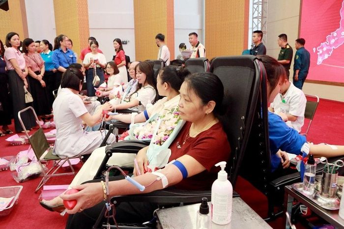Nhiều tình nguyện viên tham gia hiến máu