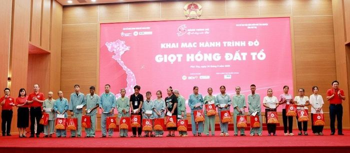 Tặng quà cho các bệnh nhân có hoàn cảnh khó khăn