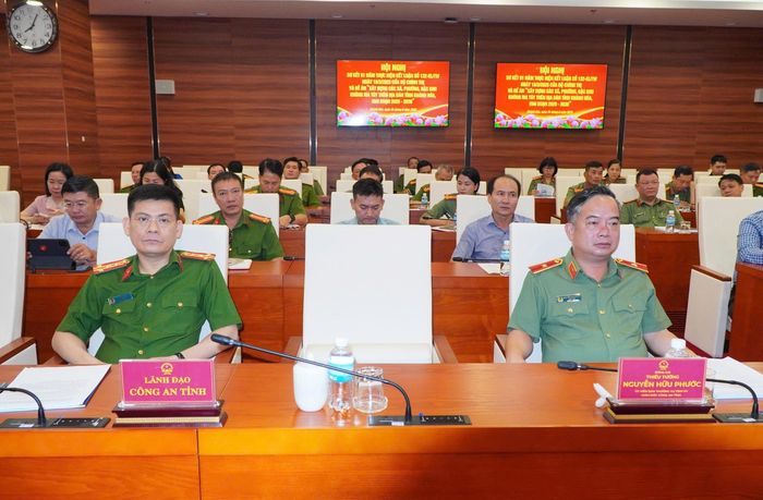 Giám đốc Công an tỉnh, Thiếu tướng Nguyễn Hữu Phước và các đại biểu tham dự. Ảnh: Thành Long