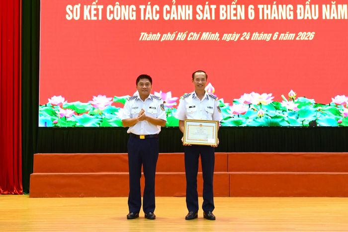 Đại tá Lê Văn Tú - Chính ủy Bộ Tư lệnh Vùng Cảnh sát biển 3 đón nhận Bằng khen của Thủ trưởng Cảnh sát biển Việt Nam