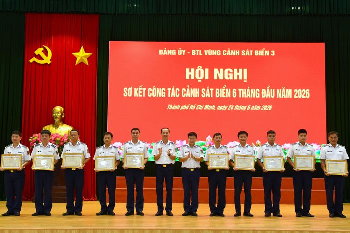 Bộ Tư lệnh Vùng Cảnh sát biển 3 trao giấy khen cho các tập thể, cá nhân đã hoàn thành xuất sắc các nhiệm vụ trong 6 tháng đầu năm