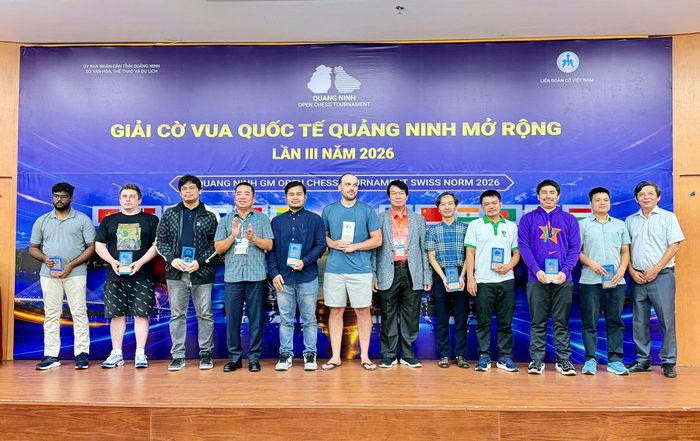 Ban Tổ chức trao quà lưu cho 9 Đại kiện tướng cờ vua quốc tế và Tổng trọng tài tham dự Giải