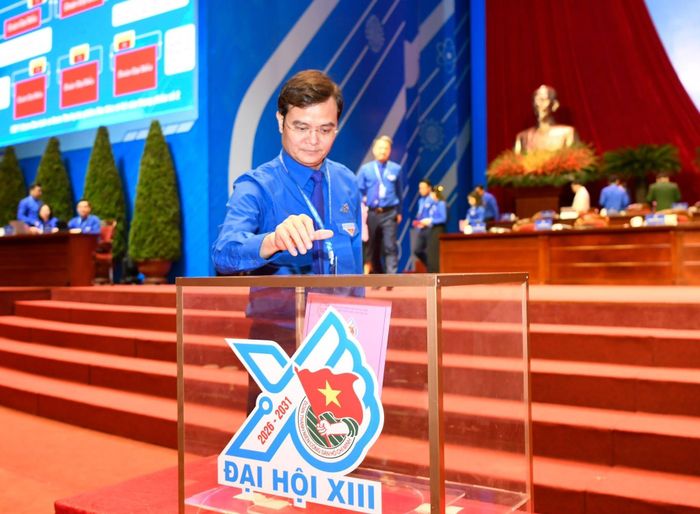 Các đại biểu tiến hành bỏ phiếu bầu.