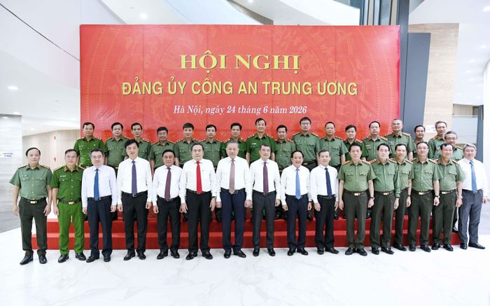Tổng Bí thư, Chủ tịch nước Tô Lâm; Thủ tướng Chính phủ Lê Minh Hưng; Chủ tịch Quốc hội Trần Thanh Mẫn; Thường trực Ban Bí thư Trần Cẩm Tú với các đại biểu dự Hội nghị