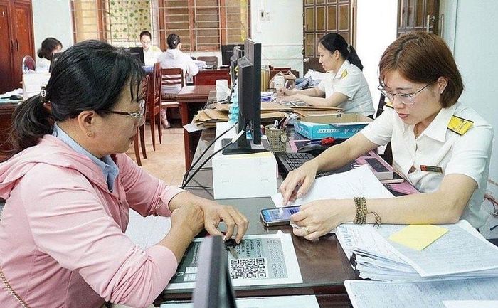 Cán bộ Thuế hướng dẫn người nộp thuế vào trang thông thông tin điện tử Tổng cục Thuế.