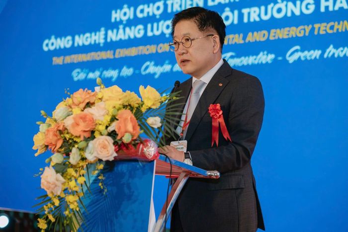  Ông Kwon Myung-Ho, Chủ tịch kiêm Giám đốc điều hành Công ty Điện lực Đông Tây Hàn Quốc phát biểu tại sự kiện. Nguồn: Ban tổ chức. 