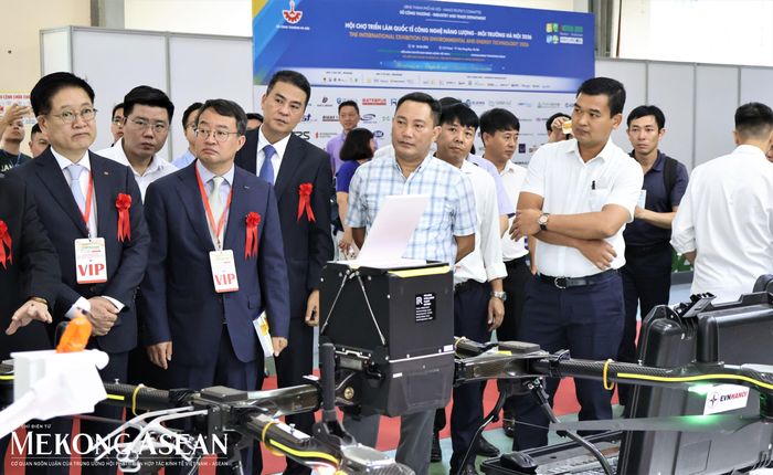  Các đại biểu tham quan gian hàng EVNHANOI. Ảnh: Thu Thảo/Mekong ASEAN. 
