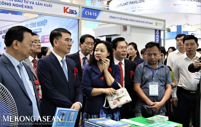  Các đại biểu tham quan gian hàng của Sở Công Thương TP Hà Nội. Ảnh: Thu Thảo/Mekong ASEAN. 