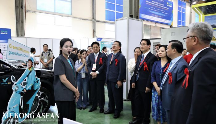  Các đại biểu tham quan gian hàng Green SM. Ảnh: Thu Thảo/Mekong ASEAN. 