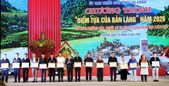 Các trưởng bản, người có uy tín tiêu biểu nhận Bằng khen của Chủ tịch UBND tỉnh Lai Châu.