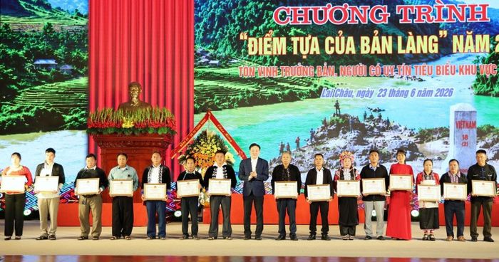 Đồng chí Nguyễn Tuấn Anh - Ủy viên Dự khuyết Ban Chấp hành Trung ương Đảng, Phó Bí thư Thường trực Tỉnh ủy Lai Châu trao Bằng khen của Chủ tịch UBND tỉnh Lai Châu cho trưởng bản, người có uy tín tiêu biểu.