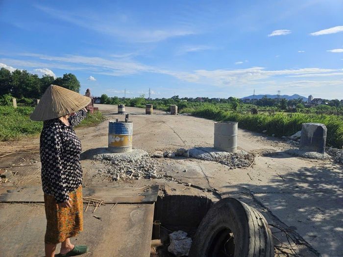 Bà Nguyễn Thị Nga, người dân thôn Hòa Bình, xã Trung Giã, chia sẻ những bất tiện phát sinh sau khi tuyến đường bị lắp đặt cọc bê tông.