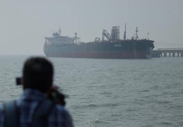 Eo biển Hormuz là tuyến huyết mạch hàng hải thế giới, bị phong tỏa từ khi chiến sự nổ ra. Ảnh minh họa Reuters.