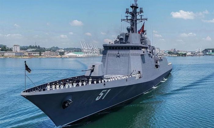 Tàu khu trục Choe Hyon tại lễ biên chế hôm 23/6. Ảnh: KCNA