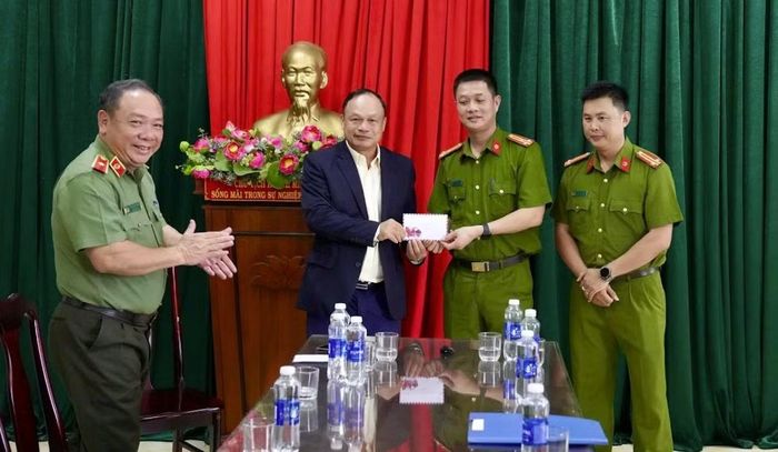 Ông Dương Mah Tiệp, Phó Chủ tịch UBND tỉnh Gia Lai kiểm tra tang vật vụ án và thưởng nóng lực lượng phá án.