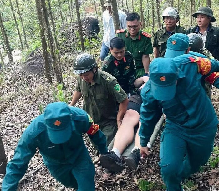Công an xã Duy Xuyên cùng các lực lượng đưa nam du khách người Đức xuống núi an toàn sau vụ tai nạn.