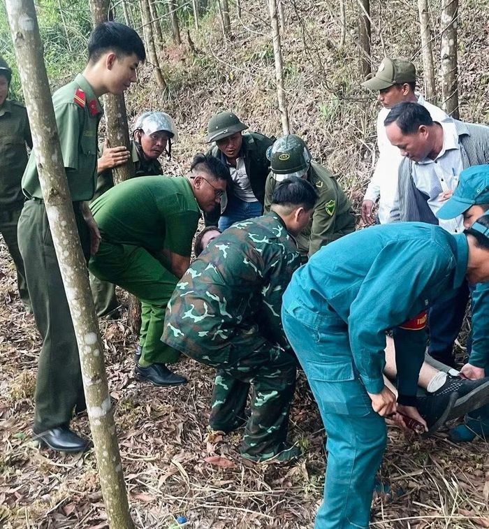 Lực lượng Công an xã Duy Xuyên cùng các lực lượng khẩn trương băng rừng tiếp cận vị trí du khách gặp nạn.