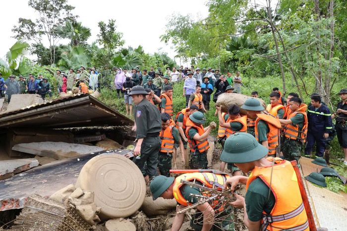Phóng viên Báo CAND tác nghiệp, ghi hình lực lượng Công an khắc phục hậu quả trận lũ quét kinh hoàng tại làng Nủ (Lào Cai) hồi tháng 9/2024.