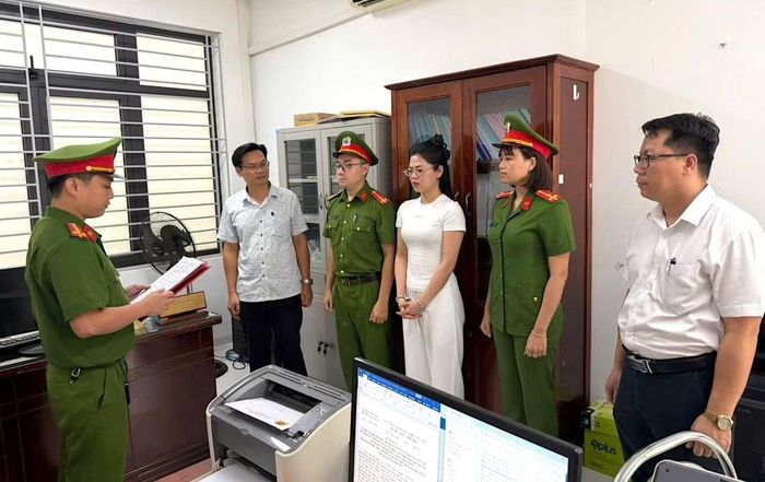 Cơ quan CSĐT Công an TP Đà Nẵng tống đạt quyết định khởi tố bị can đối với Phạm Thị Mỹ Tuyết.