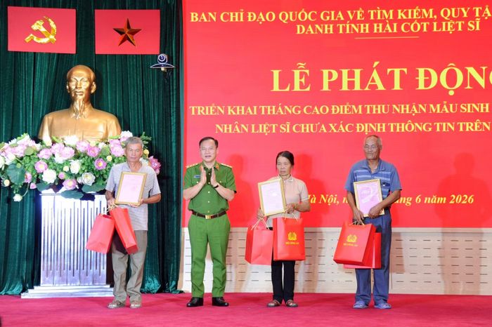 Thứ trưởng Nguyễn Văn Long trao quà của Bộ Công an tặng đại diện gia đình các liệt sĩ.