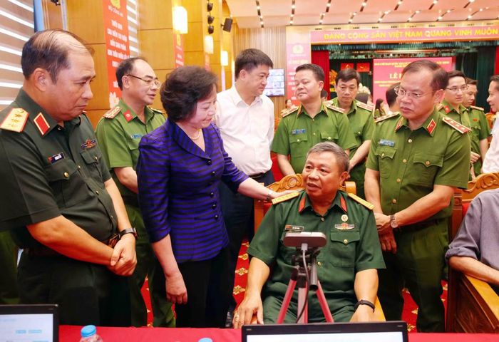 Phó Thủ tướng Phạm Thị Thanh Trà và Thứ trưởng Nguyễn Văn Long thăm hỏi thân nhân gia đình các anh hùng liệt sĩ có mặt tại điểm thu nhận mẫu sinh phẩm ADN.