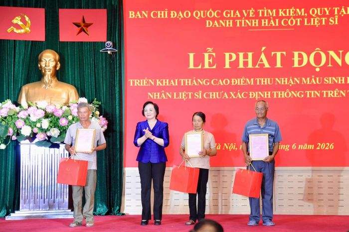 Phó Thủ tướng Phạm Thị Thanh Trà trao thông báo kết quả giám định ADN hài cốt liệt sĩ cho đại diện gia đình các liệt sĩ.