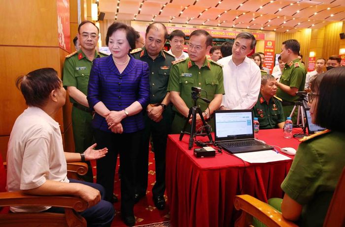 Phó Thủ tướng Phạm Thị Thanh Trà và Thứ trưởng Nguyễn Văn Long thăm hỏi thân nhân gia đình các anh hùng liệt sĩ có mặt tại điểm thu nhận mẫu sinh phẩm ADN.