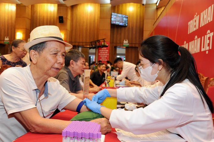 Ngay sau lễ phát động đã diễn ra các hoạt động thu nhận mẫu sinh phẩm ADN đối với thân nhân liệt sĩ trên địa bàn TP Hà Nội; tư vấn, trao tặng thuốc và sản phẩm chăm sóc sức khỏe cho thân nhân liệt sĩ.