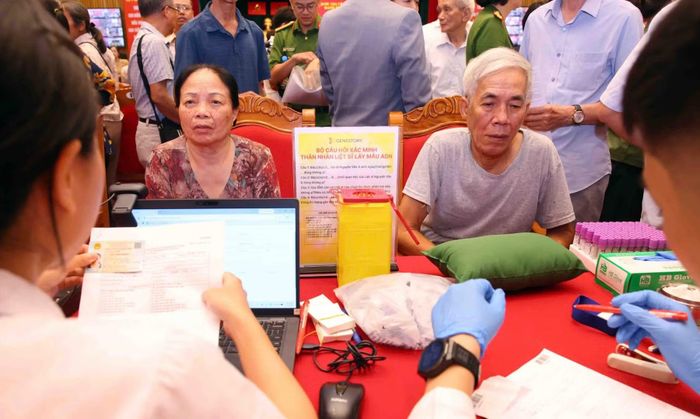Thân nhân gia đình các anh hùng liệt sĩ có mặt tại điểm thu nhận mẫu sinh phẩm ADN.