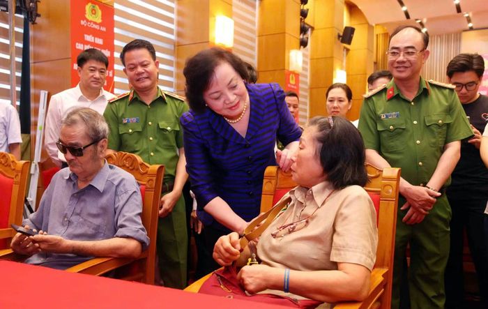 Phó Thủ tướng Phạm Thị Thanh Trà thăm hỏi thân nhân gia đình các anh hùng liệt sĩ có mặt tại điểm thu nhận mẫu sinh phẩm ADN.