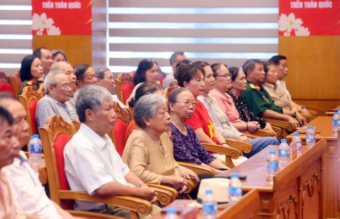 Thân nhân gia đình liệt sĩ tham dự buổi lễ.