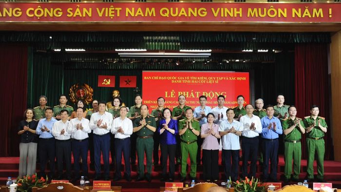 Phó Thủ tướng Phạm Thị Thanh Trà và Thứ trưởng Nguyễn Văn Long cùng các đại biểu tham dự buổi lễ.
