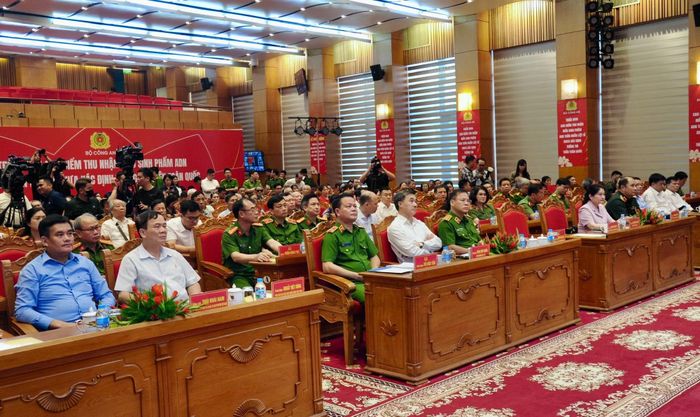 Các đại biểu tham dự buổi lễ.