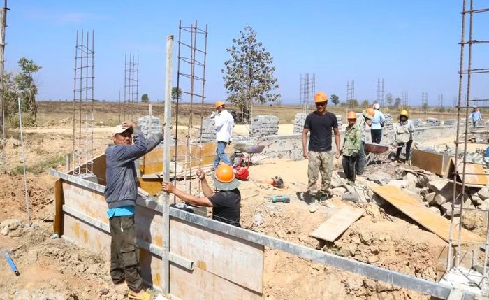 Giữa cái nóng như đổ lửa nhưng hàng trăm công nhân, kỹ sư vẫn miệt mài thi công các hạng mục tại Trường Phổ thông nội trú liên cấp Tiểu học và THCS xã biên giới Ia R’vê.
