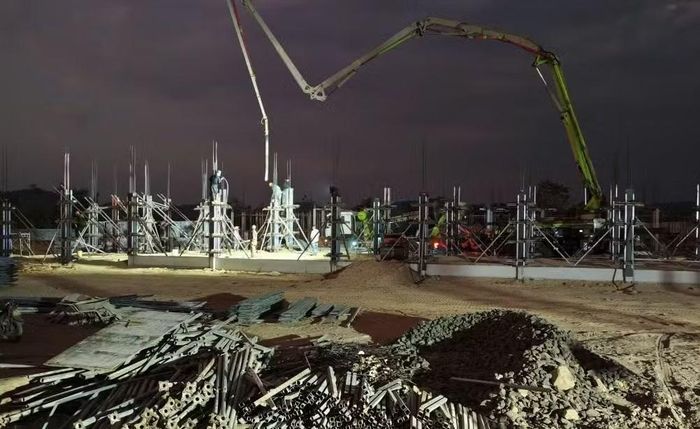 Đội ngũ công nhân, kỹ sư và bộ đội đang tranh thủ làm đêm để đưa công trình về đích kịp tiến độ.