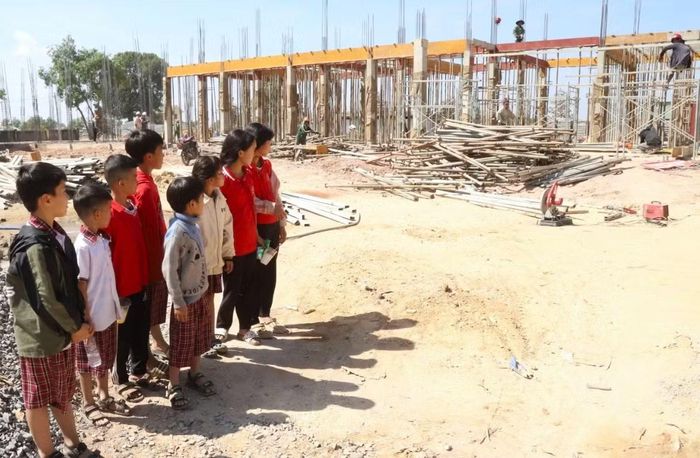 Những học sinh nơi vùng biên Tổ quốc đang háo hức chờ ngày được học tập trong ngôi trường mới.