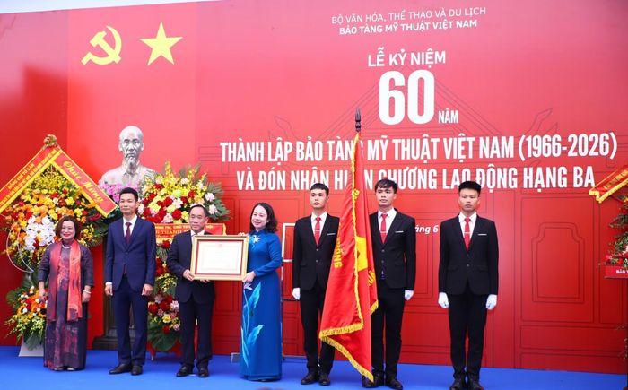 Phó Chủ tịch nước Võ Thị Ánh Xuân trao Huân chương Lao động hạng Ba cho Bảo tàng Mỹ thuật Việt Nam. (ảnh: Việt Hùng)