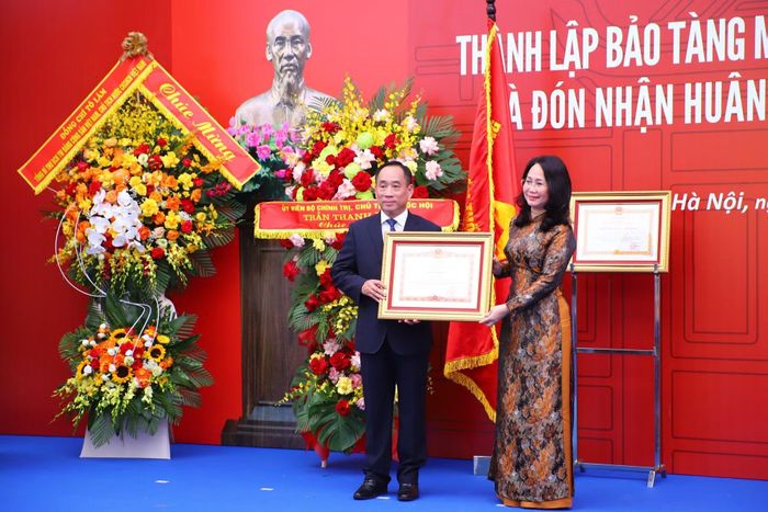 Thừa ủy quyền của Thủ tướng Chính phủ, Bộ trưởng Bộ VHTTDL Lâm Thị Phương Thanh trao Bằng khen của Thủ tướng Chính phủ tặng Giám đốc Bảo tàng Mỹ thuật Việt Nam Nguyễn Anh Minh. (ảnh: Việt Hùng)