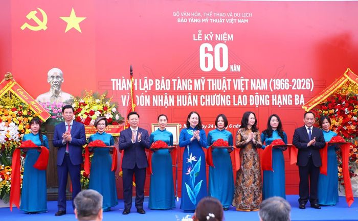 Phó Chủ tịch nước Võ Thị Ánh Xuân cùng các đại biểu cắt băng khai mạc triển lãm.