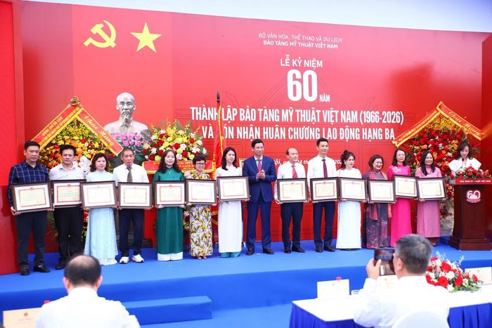 Thứ trưởng Bộ VHTTDL Hồ An Phong trao Bằng khen của Bộ VHTTDL cho các cá nhân, tập thể Bảo tàng Mỹ thuật Việt Nam.