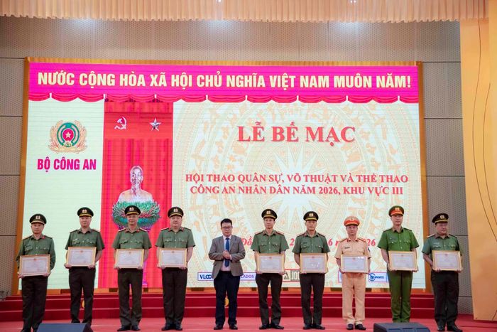 Phó Chủ tịch UBND tỉnh Lâm Đồng Nguyễn Ngọc Phúc khen thưởng các đơn vị.
