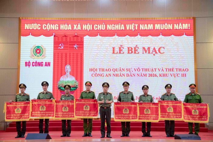 Đại tá Trần Văn Mười, Phó Giám đốc Công an tỉnh Lâm Đồng trao giải cho các đội.