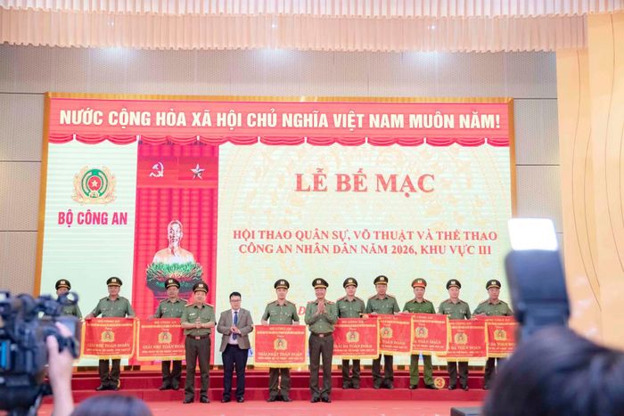 Đồng chí Nguyễn Ngọc Phúc và Thiếu tướng Lê Hồng Hiệp trao giải cho các đơn vị đạt thành tích cao nhất tại hội thao.