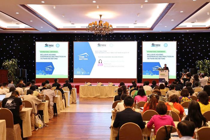 Hội thảo quốc tế “Nhà ở bao trùm - Kinh nghiệm và thực tiễn ở Việt Nam và quốc tế” thu hút sự tham gia của hơn 100 đại biểu đến từ các cơ quan nhà nước, tổ chức xã hội, khu vực tư nhân và giới học thuật.